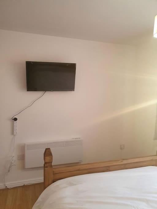 Lovely 2-Bedroom Condo With Indoor Fire Place London Exterior foto