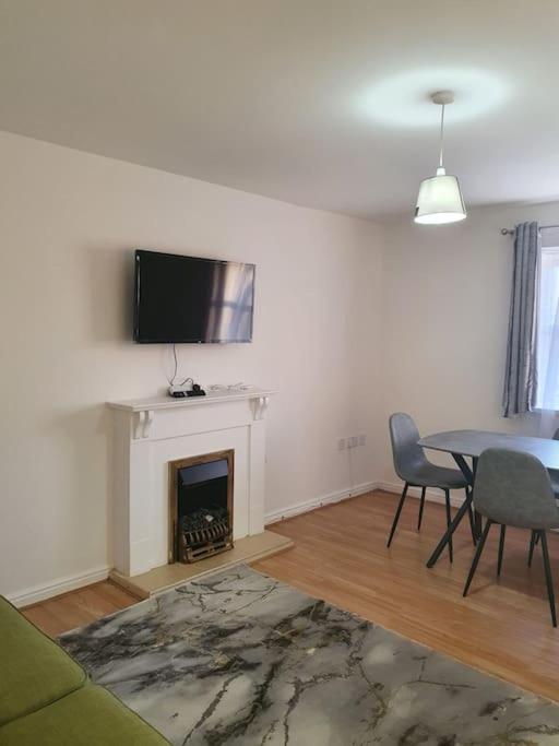 Lovely 2-Bedroom Condo With Indoor Fire Place London Exterior foto