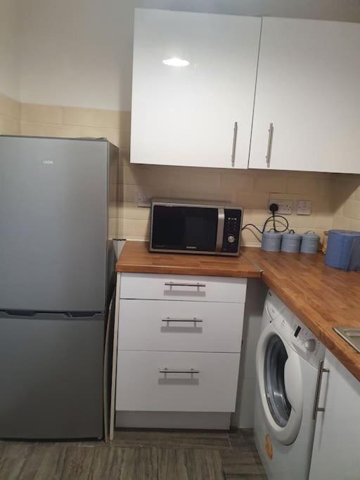 Lovely 2-Bedroom Condo With Indoor Fire Place London Exterior foto