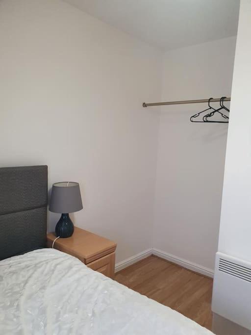 Lovely 2-Bedroom Condo With Indoor Fire Place London Exterior foto