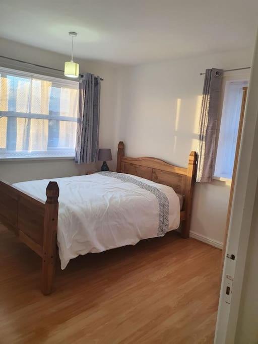 Lovely 2-Bedroom Condo With Indoor Fire Place London Exterior foto