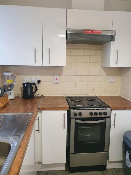Lovely 2-Bedroom Condo With Indoor Fire Place London Exterior foto