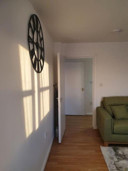Lovely 2-Bedroom Condo With Indoor Fire Place London Exterior foto